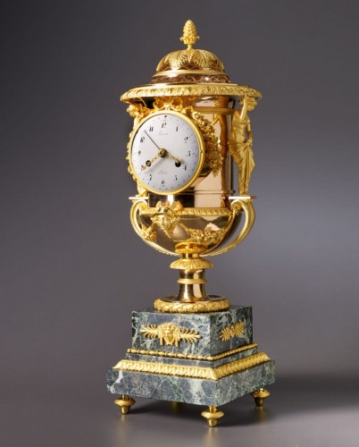 Pendule de cheminée en forme de vase Empire Médicis par Laurent à Paris - Horlogerie Style Empire