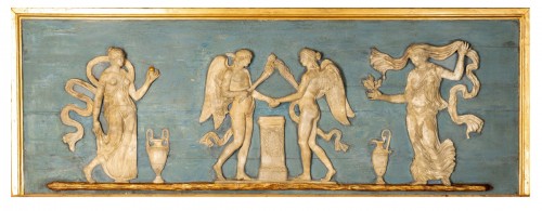 Grand Bas-relief en bois peint et sculpté représentant des figures ailées de Cupidon et Psyché