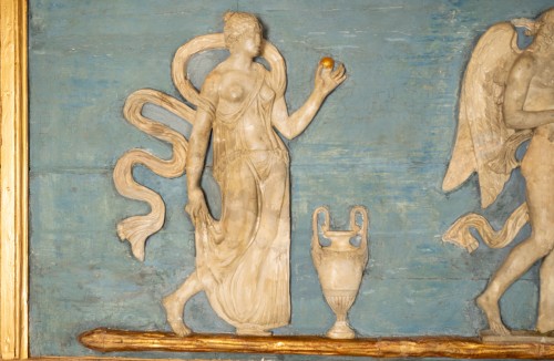 Grand Bas-relief en bois peint et sculpté représentant des figures ailées de Cupidon et Psyché - Richard Redding Antiques