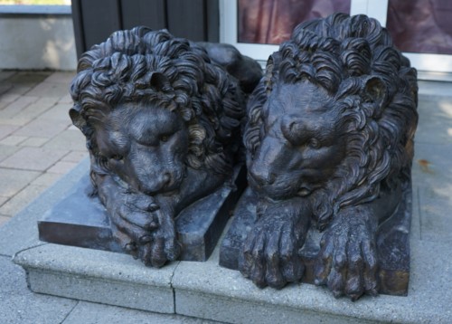 Pair Of Twentieth Century Patinated Bronze Recumbent Lions - Architectural & Garden Style 