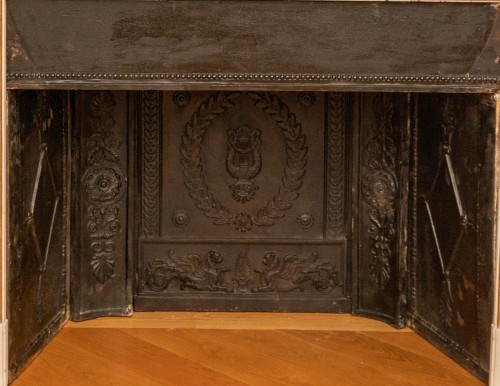 Cheminée française en marbre peint blanc et doré, provenant d'un consulat - Matériaux & Architecture Style Empire