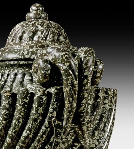 Objet de décoration  - Paire de vases Louis XVI en serpentine
