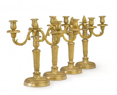 Ensemble de quatre candélabres Louis XVI en bronze doré à deux lumières - Luminaires Style Louis XVI