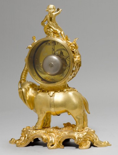 Pendule Louis XV en bronze doré 'À L'Éléphant' par l'horloger Jean Moisy - Horlogerie Style Louis XV