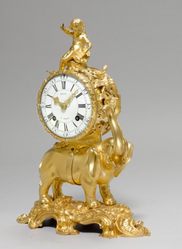 Pendule Louis XV en bronze doré 'À L'Éléphant' par l'horloger Jean Moisy - Richard Redding Antiques