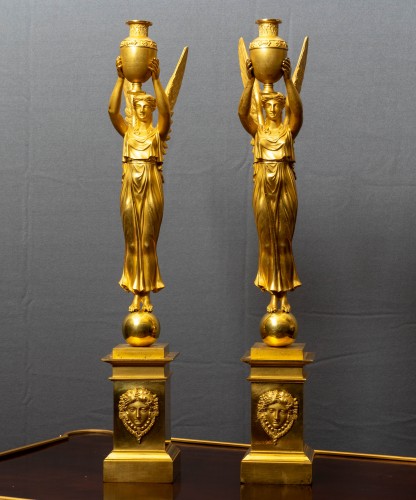 Paire de candélabres empire figurés en bronze doré à trois lumières - Luminaires Style Empire