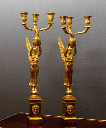 Paire de candélabres empire figurés en bronze doré à trois lumières - Richard Redding Antiques