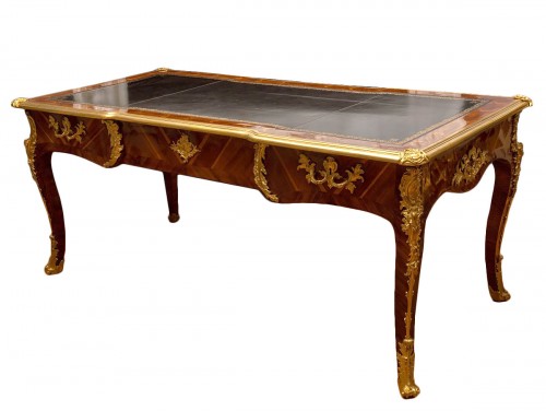 Bureau plat Louis XV en placage de bois de violette sur bronze doré