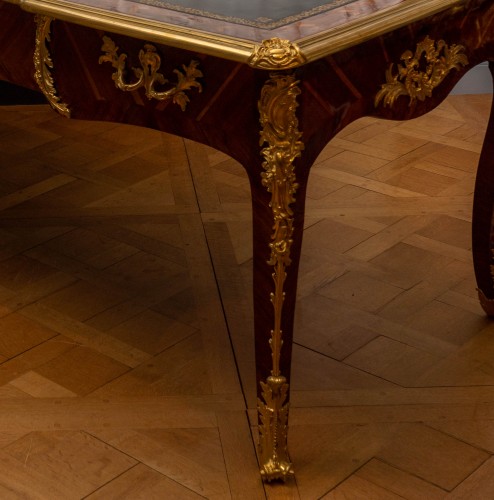 Bureau plat Louis XV en placage de bois de violette sur bronze doré - Mobilier Style Louis XV