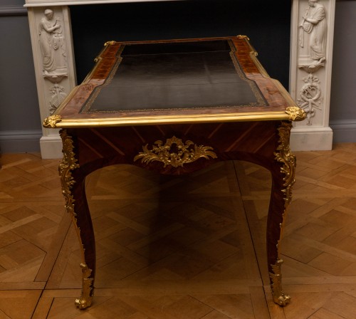 Mobilier Bureau et Secrétaire - Bureau plat Louis XV en placage de bois de violette sur bronze doré