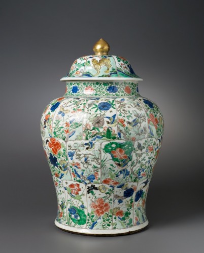 A Chinese vase and cover - Famille Verte Kangxi period (1662 - 1722) - Asian Works of Art Style 