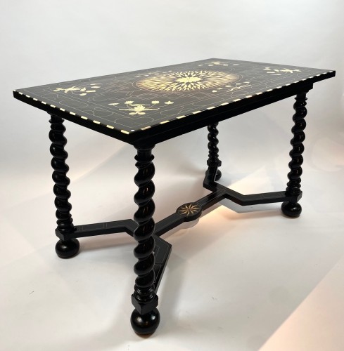 Table de milieu du XVIIIe siècle en bois noirci incrusté d'os - Mobilier Style 