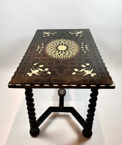 Antiquités - An 18th Century Central Table In Ebonized Wood And Inlaid With Bone.