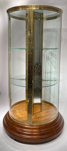 Importante vitrine de présentation ronde  en laiton - Mobilier Style Napoléon III