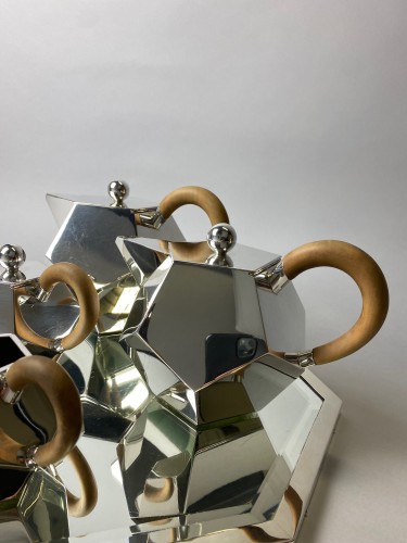 Antiquités - A rare mid-20th century modernist silver and wood coffee and tea service.