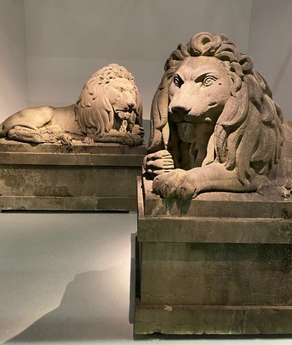 XIXe siècle - Eceptionnelle paire de lions monumentaux en Pierre bleue, Belgique 19e siècle