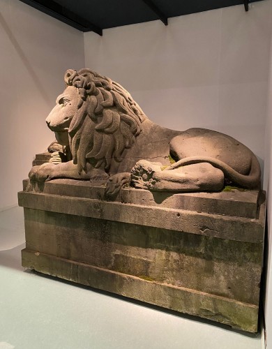 Antiquités - Eceptionnelle paire de lions monumentaux en Pierre bleue, Belgique 19e siècle