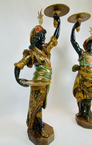 Antiquités - Importante paire de Nubiens en bois sculpté, travail Vénitien du XIXe siècle