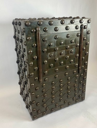 Objets de Curiosité  - Coffre Fort en fer forgé clouté par Magaud de Charf à Marseille