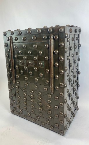 Coffre Fort en fer forgé clouté par Magaud de Charf à Marseille - Robin Kowalski Antiques