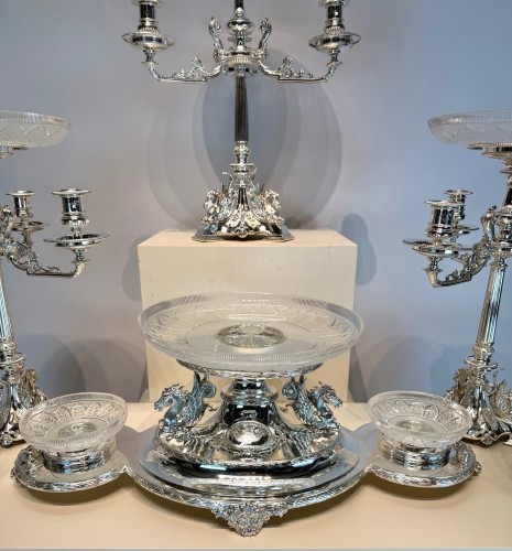XIXe siècle - Garniture de table du XIXe siècle en bronze argenté et cristal, en dix pièces, par Mappin & Web