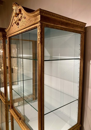 XIXe siècle - Paire de vitrines fin 19e siècle en bois doré