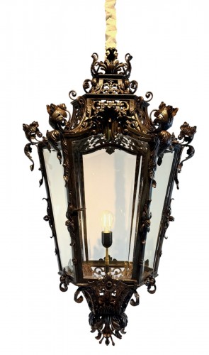 Une lanterne en fer forgé de la fin du XIXe siècle par Valerian Gillar