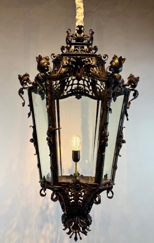 Une lanterne en fer forgé de la fin du XIXe siècle par Valerian Gillar - Luminaires Style 