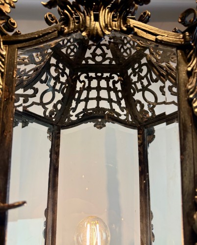 Antiquités - Une lanterne en fer forgé de la fin du XIXe siècle par Valerian Gillar