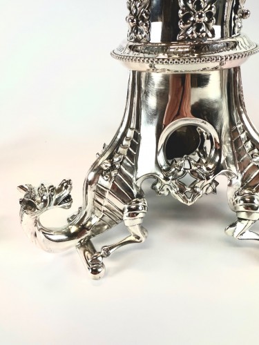 XIXe siècle - Ensemble de quatre chandeliers monumentaux en argent massif du XIXe siècle