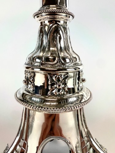 Ensemble de quatre chandeliers monumentaux en argent massif du XIXe siècle - 