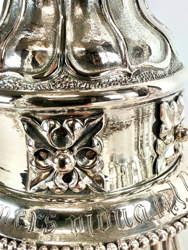 Antiquités - Ensemble de quatre chandeliers monumentaux en argent massif du XIXe siècle