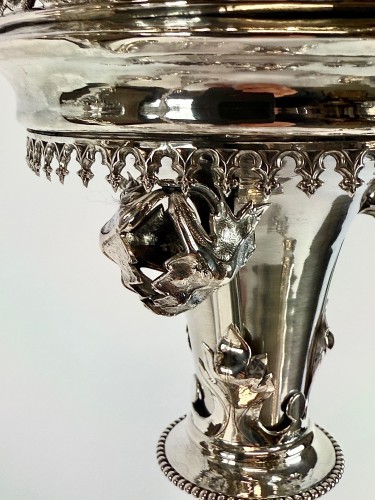 Antiquités - Ensemble de quatre chandeliers monumentaux en argent massif du XIXe siècle