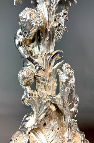 Luminaires Bougeoirs et Chandeliers - Imposante paire de candélabres en bronze argenté – 19e siècle