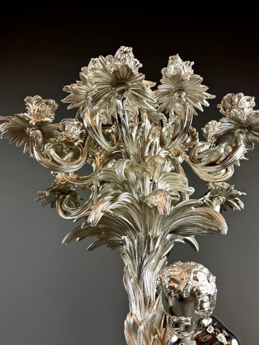 XIXe siècle - Imposante paire de candélabres en bronze argenté – 19e siècle