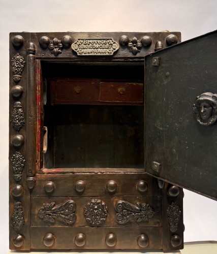 Iron safe by Magaud de Charf  - 