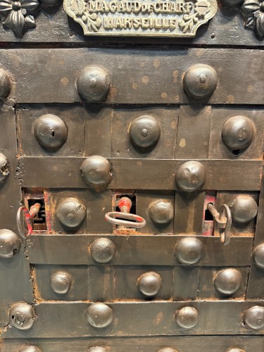 Antiquités - Iron safe by Magaud de Charf 