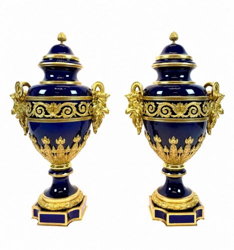 Paire monumentale de vases couverts en porcelaine à montures en bronze doré
