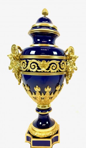 Paire monumentale de vases couverts en porcelaine à montures en bronze doré - Objet de décoration Style Napoléon III