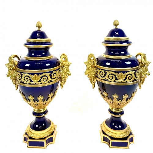 Objet de décoration Cassolettes, coupe et vase - Paire monumentale de vases couverts en porcelaine à montures en bronze doré