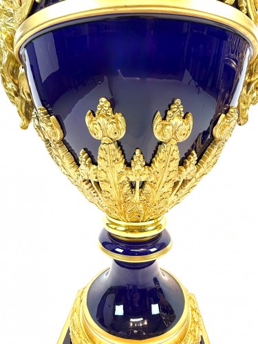 Paire monumentale de vases couverts en porcelaine à montures en bronze doré - Robin Kowalski Antiques
