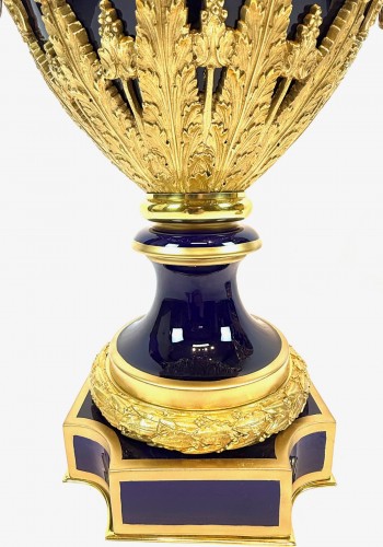 XIXe siècle - Paire monumentale de vases couverts en porcelaine à montures en bronze doré