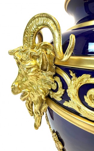 Paire monumentale de vases couverts en porcelaine à montures en bronze doré - Napoléon III