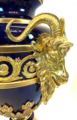Napoléon III - Paire monumentale de vases couverts en porcelaine à montures en bronze doré