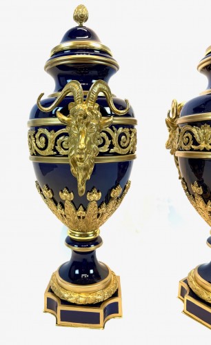 Antiquités - Paire monumentale de vases couverts en porcelaine à montures en bronze doré