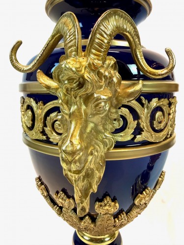 Antiquités - Paire monumentale de vases couverts en porcelaine à montures en bronze doré