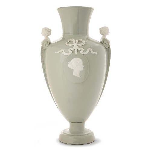 Vase en porcelaine de Sèvres au profil et de la collection de l'impératrice Eugénie