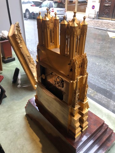 Horlogerie Pendule - Pendule dite "à la cathédrale" en bronze doré figurant Notre-Dame de Reims