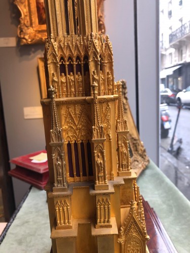 Pendule dite "à la cathédrale" en bronze doré figurant Notre-Dame de Reims - Royal Provenance
