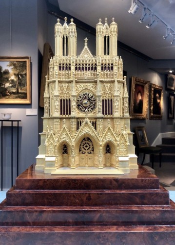 Antiquités - Clock &quot;à la cathédrale&quot; in gilt bronze representing Notre-Dame of Reims